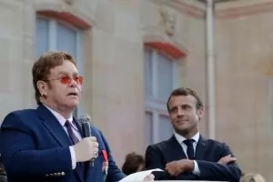 Елтън Джон получи награда от Макрон