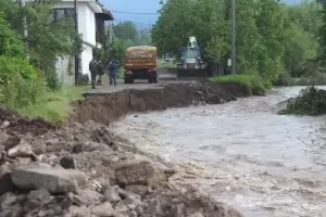 Река Моравишка наводни международния път Е-79 край Мездра