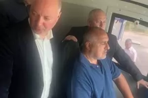 Борисов пикчърс представя: Премиер подкара влак (видео)