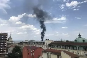 Гъст черен дим над центъра на София