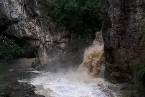 Църквата и община Дряново водят светски спор за паркинг