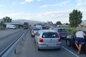 За трети пореден ден огромни опашки по границата с Гърция (видео)