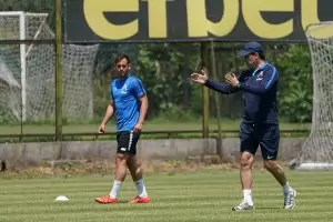 Новият шеф в "Левски" бе посрещнат на нож от феновете