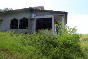 Въпреки че тръжната процедура за продажбата на общинските имоти още