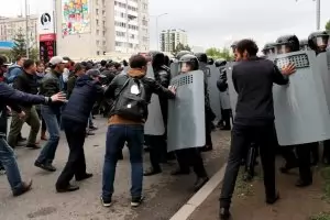 Стотици са задържани на протести в Казахстан