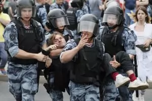  Стотици бяха арестувани на митинг в Москва 