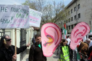Във всяка демократична държава службите за сигурност боравят със специални