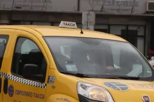 Шведски турист открадна такси и катастрофира