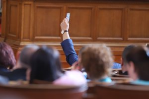 Всеки гражданин или фирма които са пострадали от действието на