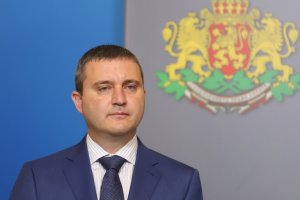 Почти половината от работещите са осигурявани на минимална заплата Това