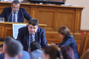 Управляващите отново подхванаха старо обещание фирмите да подават годишните