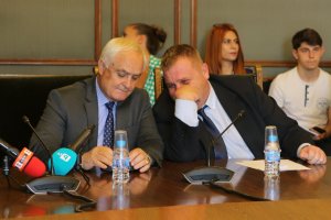 След като успяха да прокарат покупката на 8 изтребителя и