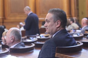 С нагло пренебрежение към всички правила по които работи Народното