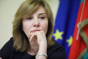 Вместо да признае вината си за изтеклите лични данни на