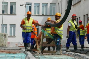 Минимум двойна надница се заплаща на всички работещи на официални