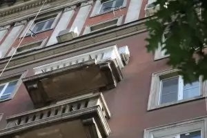 Ново паднало парче от сграда в София едва не уби хора