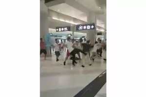 Хонконг е в шок след атака на въоръжена тълпа срещу демонстранти