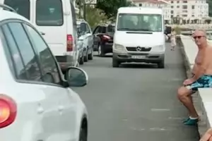 Пешеходната зона в Балчик е превърната в паркинг (видео)