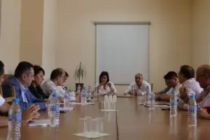 Нинова започна чистката по места от Варна