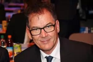  Германски министър призова ЕС 
             да спасява бедстващи мигранти