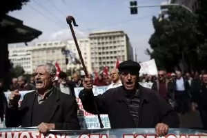 Гърци осъдиха държавата
             за незаконно орязани пенсии