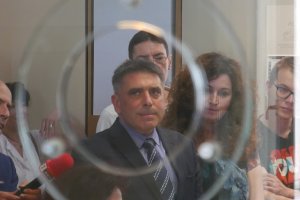 Независимо от острите критики и становища и въпреки очевидната безсмисленост правителството