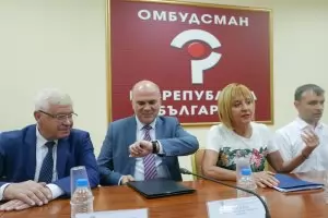 Министър Петков обеща промени в помощите за хора с увреждания, но догодина