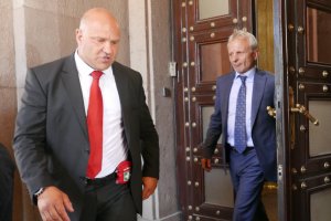 Пет дни преди началото на първенството в Първа лига формалните