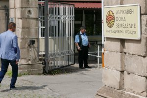 Мними чиновници звънят по телефона на стопани чиято регистрация като