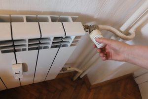 С бързо проветряване на стаята и фолио зад радиатора на