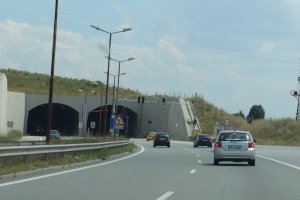 Европейската комисия откри че строителството на скъпа магистрала през Кресненското