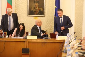 Половин година след като премиерът Бойко Борисов се похвали че контрабандата