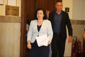 Въпреки серията от скандали свързани с къщите за гости изграждани