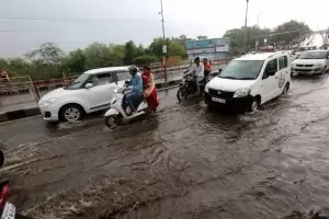 Бури, наводнения и мълнии погубиха 650 души в Южна Азия