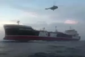 Иран пусна видео на пленяването на британския танкер (ВИДЕО)