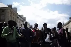 Стотици мигранти щурмуваха Пантеона в Париж (ВИДЕО)