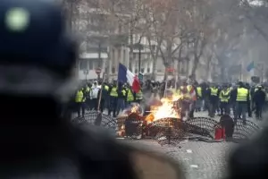 Френската полиция използва сълзотворен газ срещу "жълтите жилетки"