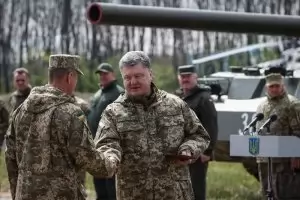 Радикали обсадили дома на бившия украински президент Порошенко