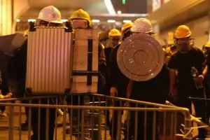Бандити бият демонстранти в Хонконг