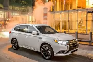 Mitsubishi Outlander PHEV съчетава два свята