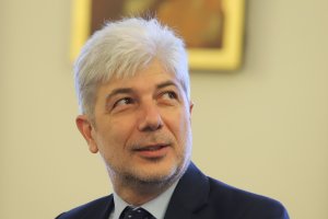 Водеща Защо сега държавата успя да извади за отрицателно време над