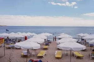 Ангелкова ще спасява сезона с приложение за безплатни чадъри