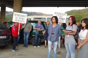 Работниците от горялото депо в Дупница протестират в подкрепа на работодателя си