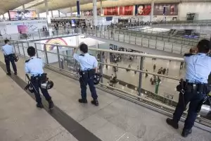 Пекин трупа войски край Хонконг