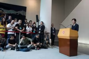 Пекин задържа служител на британското консулство в Хонконг