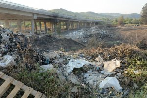 Струпаните боклуци под магистрала Струма които станаха причина за пожар