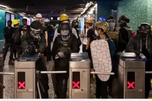 Полицията в Хонконг атакува протестиращите със сини водни струи 