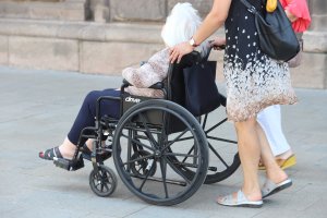 1700 тристранни договора за предоставяне на лична помощ на хора с двигателни