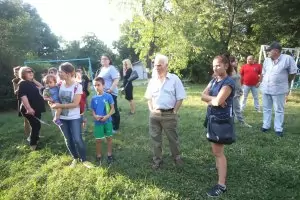 Ведомствена улица разполови детска площадка