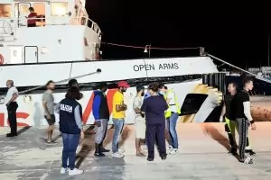  Мигрантите от кораба "Оупън армс" слязоха на Лампедуза